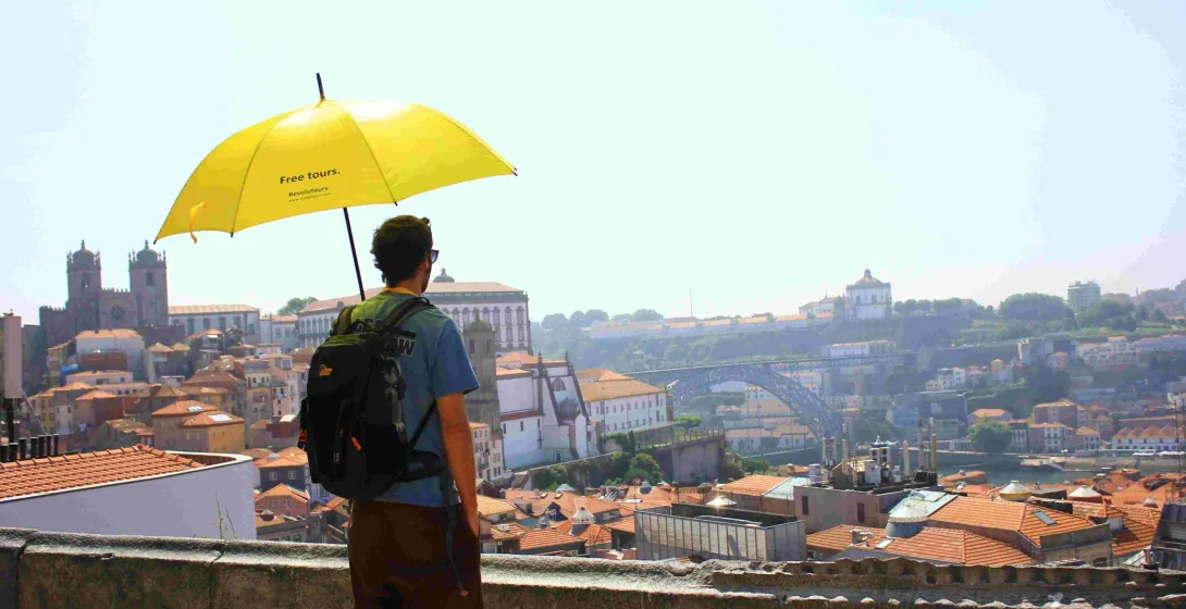 Turista disfrutando de un tour gratuito a pie en Oporto, Portugal.