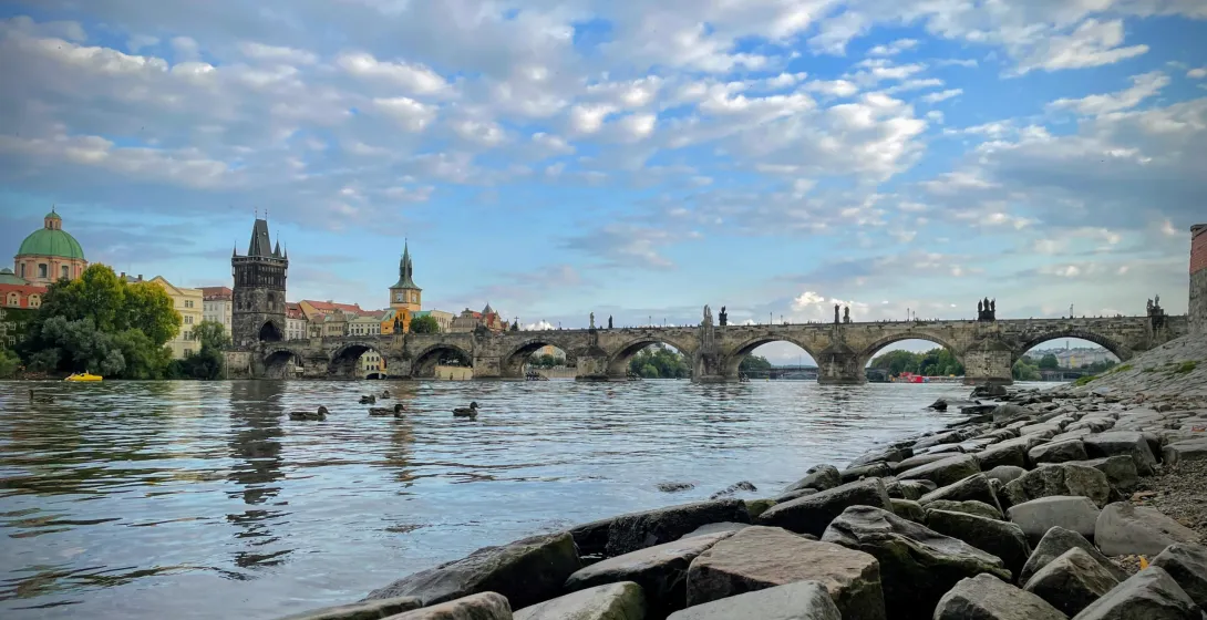 Oszałamiający widok na Most Karola w Pradze, Republice Czeskiej.