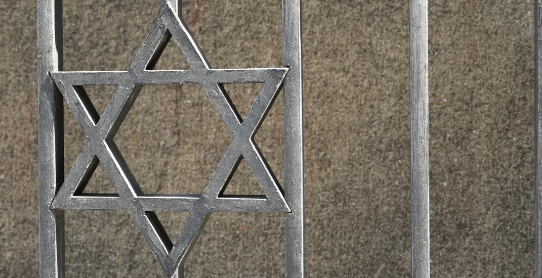 Detal Star of David na metalowym płocie w Pradze.