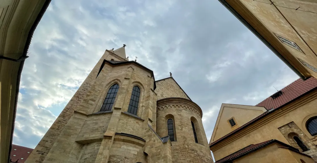 Widok z dołu na zabytkowy kościół w Pradze.