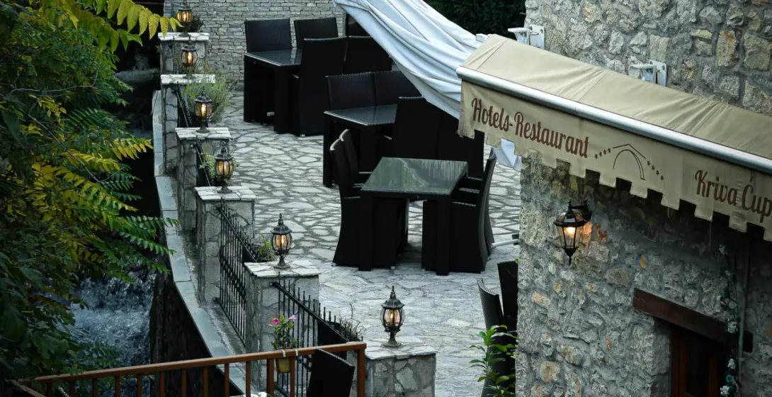 Ruhiger Patio im Kriva Cup Hotel & Restaurant in Prizren, Kosovo.