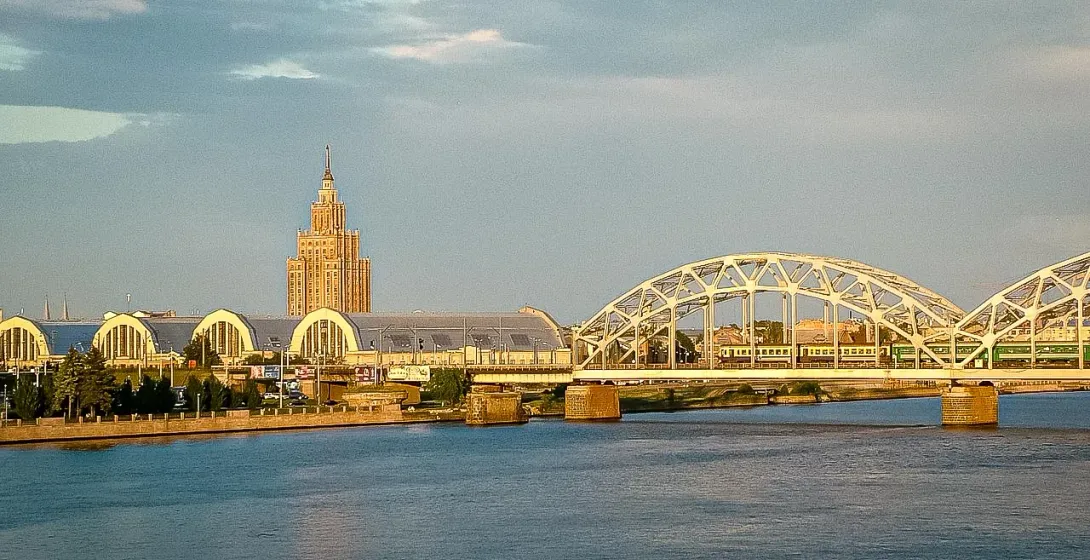 Línea del horizonte de Riga: Academia de Ciencias, Mercado Central y Puente del Ferrocarril.