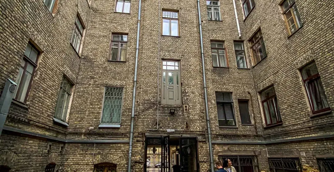 Turistas explorando un encantador patio de ladrillo en Riga, Letonia.