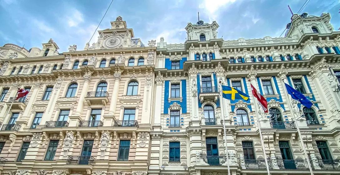 Edificios modernistas ornamentados en Riga, Letonia.