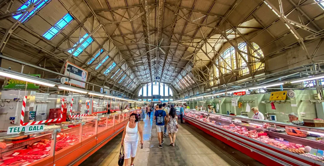 Los visitantes exploran la impresionante sala de carne del Mercado Central de Riga en Letonia.