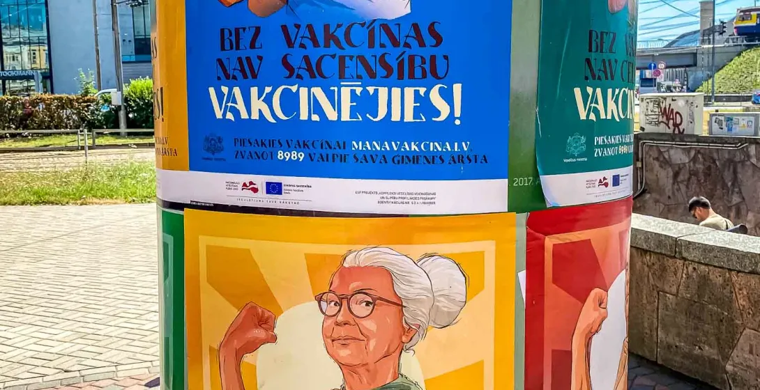 Carteles callejeros en Riga, Letonia, que promueven la vacunación.