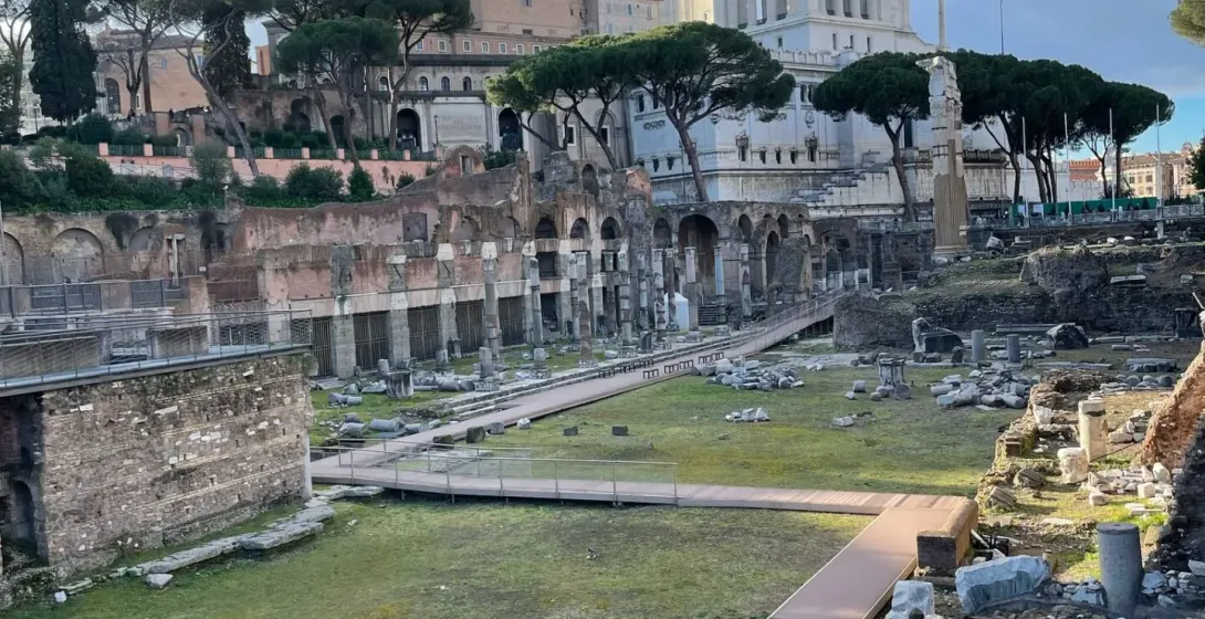 Odkryj starożytne ruiny Forum Romanum w Rzymie, Włochy.