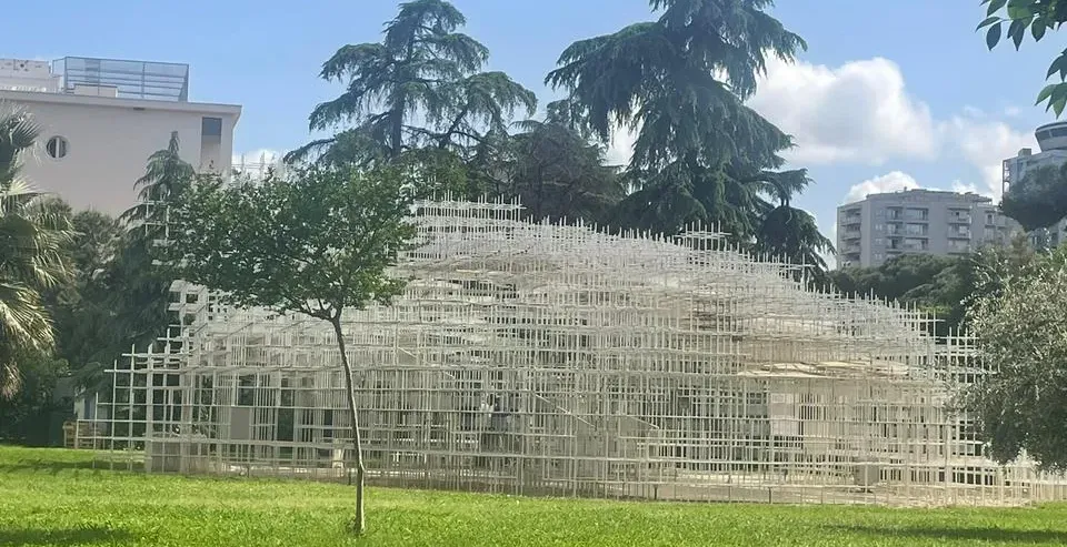 Pawilon Serpentine w Rzymie, oszałamiająca tymczasowa instalacja w zielonym parku.
