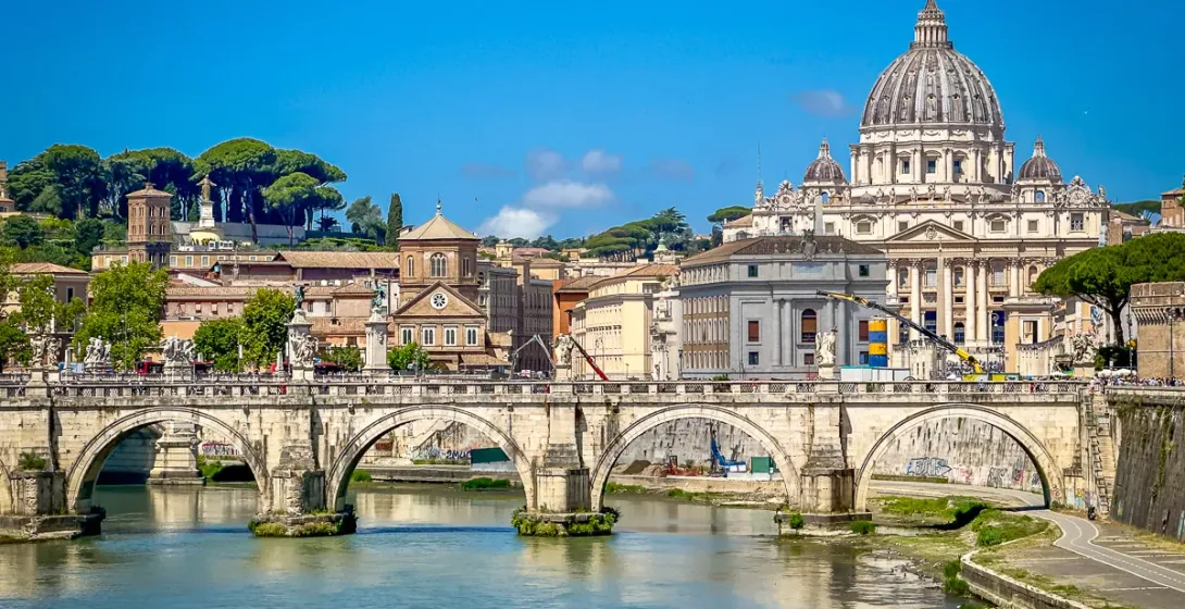 Impresionante vista de la Basílica de San Pedro en Roma desde el río Tíber.