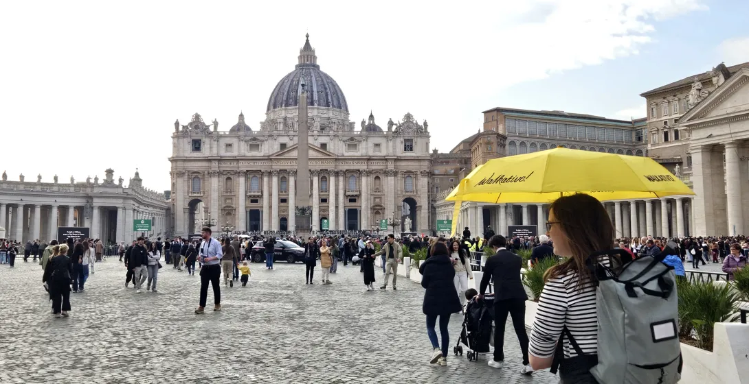 Turistas explorando la Plaza de San Pedro en la Ciudad del Vaticano, Roma, durante un recorrido por el Vaticano.
