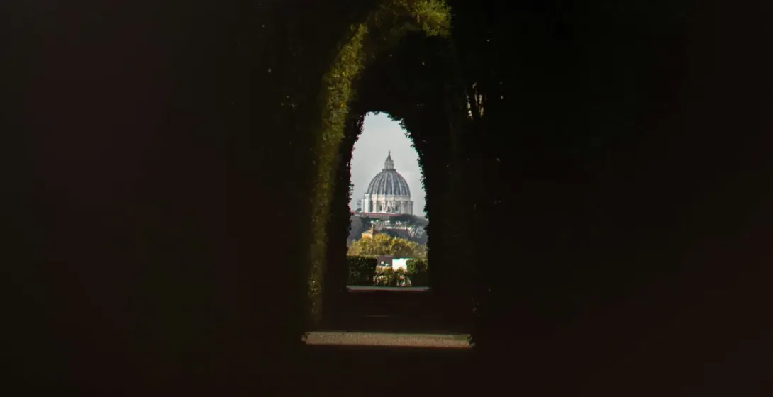 La Basílica de San Pedro en Roma, vista a través de un arco de seto.
