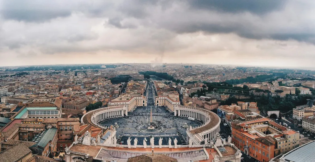 Vista aérea de la Plaza de San Pedro y la Basílica en la Ciudad del Vaticano, Roma.