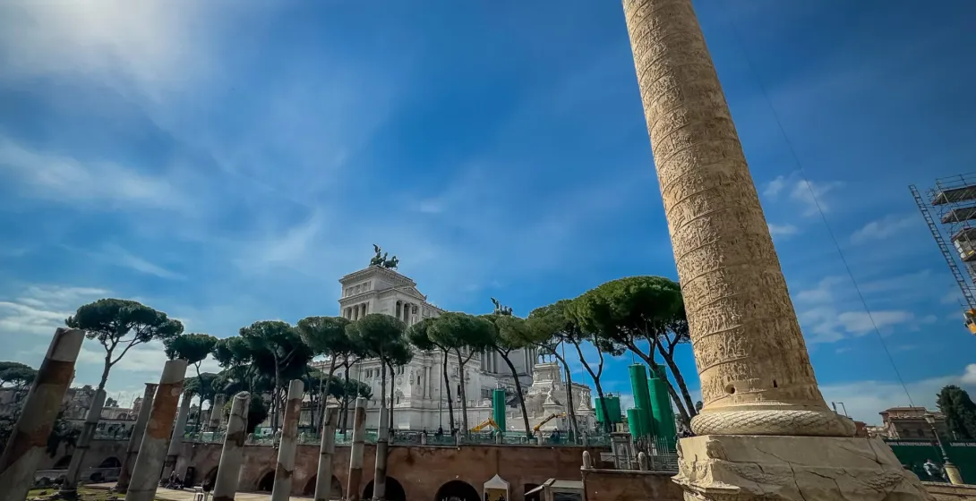 Columna de Trajano y el Altar de la Patria en Roma, Italia.