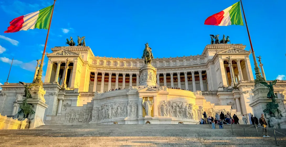 Turistas subiendo la gran escalera del monumento Vittoriano en Roma, Italia.