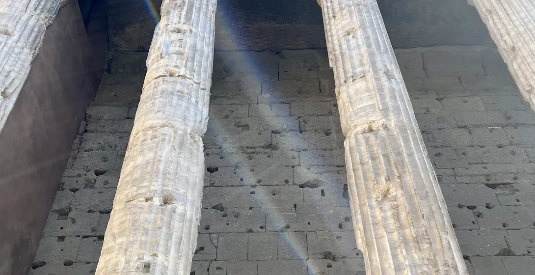 Antiguas columnas romanas y muro del templo en Roma, Italia.