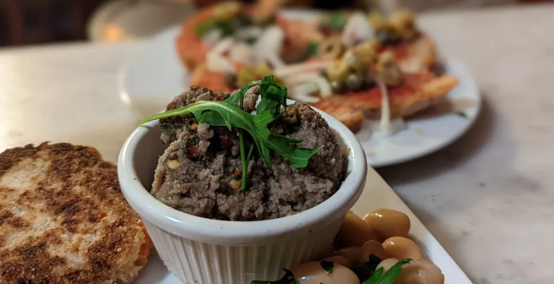 Deliciosas tapas italianas en un tour gastronómico por Roma.