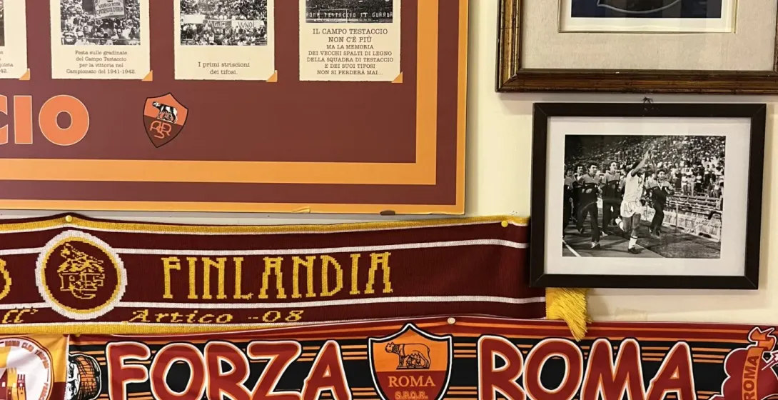 Artículos de recuerdo de la AS Roma expuestos en una pared de Roma.