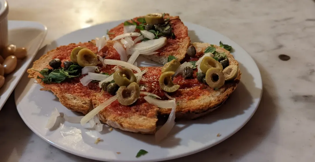 Deliciosas tapas con aceitunas y alcaparras sobre pan tostado en Roma.