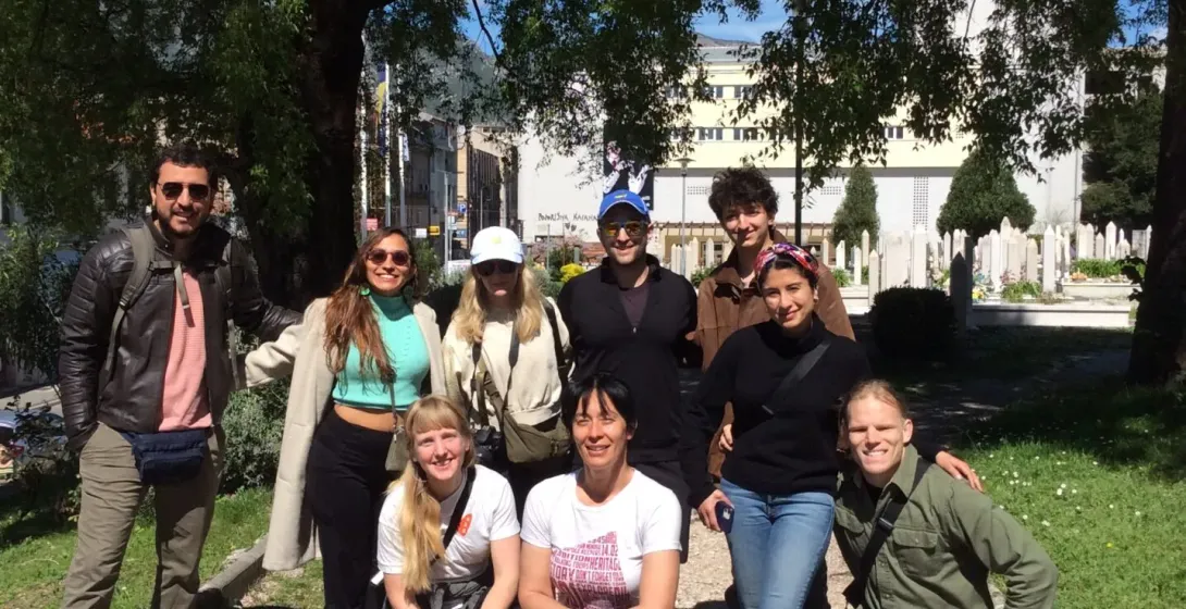 Eine Touristengruppe auf einer Stadtführung in Sarajevo, Bosnien und Herzegowina.