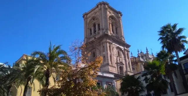 La majestuosa torre Giralda de la Catedral de Sevilla en España.