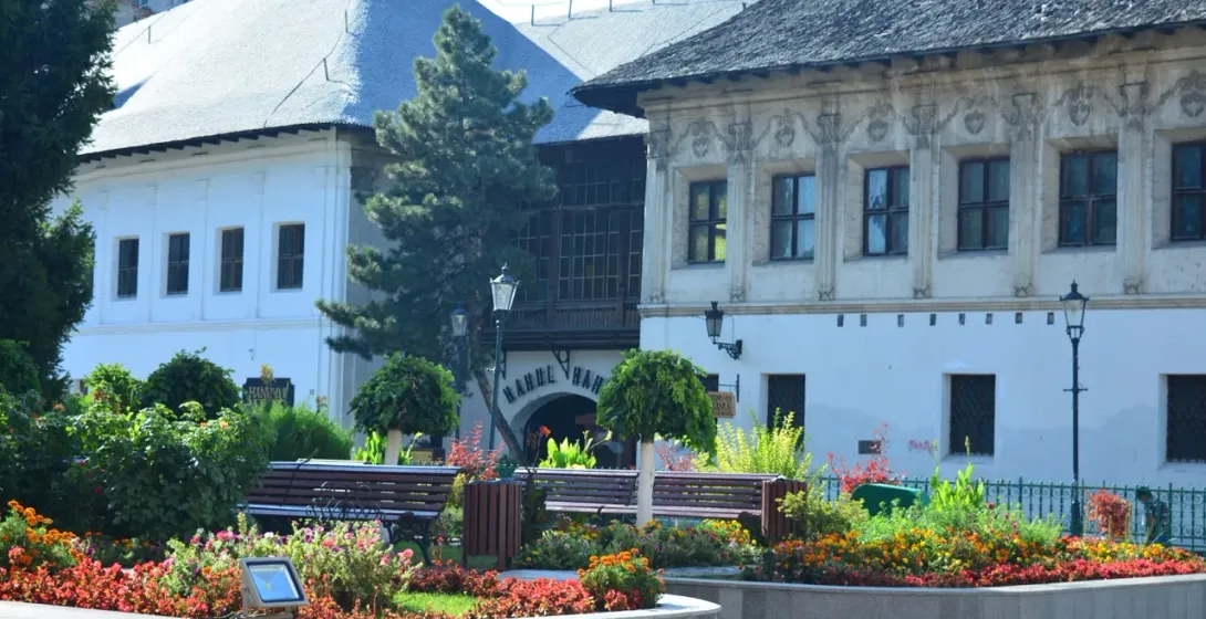 Pitoresca plaza de Sighisoara con Hanul cu Noroc.