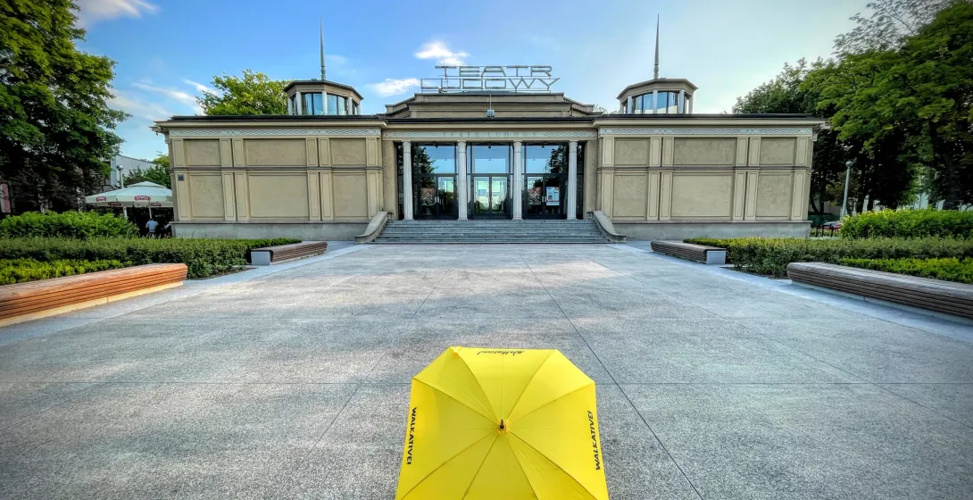 Gelber Regenschirm vor dem Ludowy-Theater in Sopot, Polen.