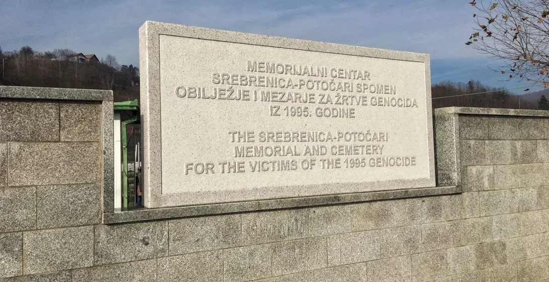 Das Denkmal des Srebrenica-Potočari-Gedenkzentrums in Bosnien und Herzegowina.