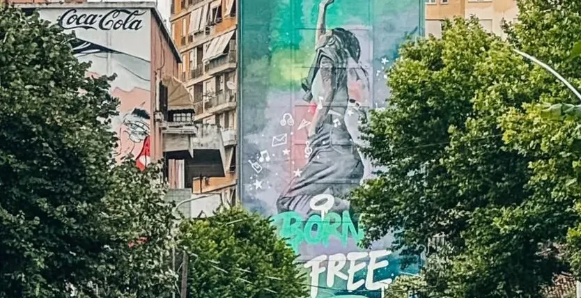 Żywy mural street art w Tbilisi, Gruzja.