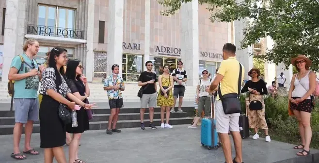 Grupa turystów na wycieczce z przewodnikiem w Tbilisi, Gruzja.
