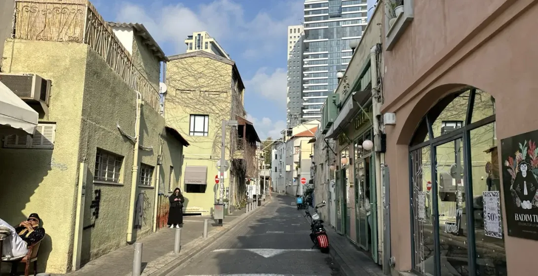 Friedliche Straßenszene in Tel Aviv, Israel, mit charmanter Architektur und lokalen Geschäften.
