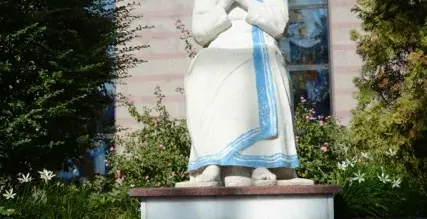 Pomnik Matki Teresy z Kalkuty w Tiranie, Albania.