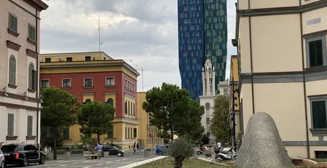 Odkryj mieszankę historycznej i nowoczesnej architektury Tirany podczas wycieczki po mieście.