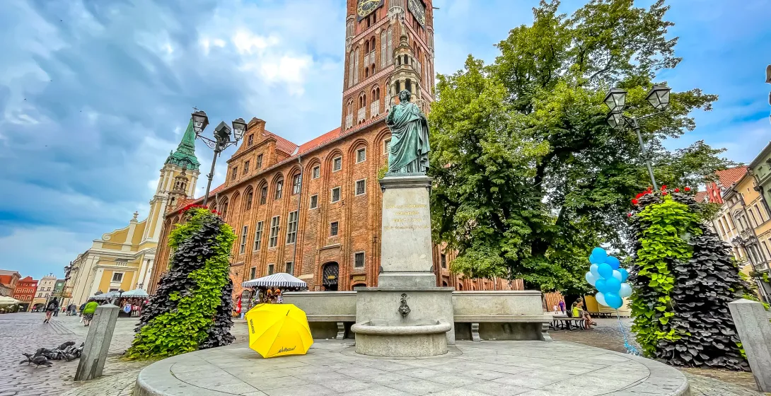 Explore the charming Old Town Hall and Nicolaus Copernicus statue in Toruń, Poland.