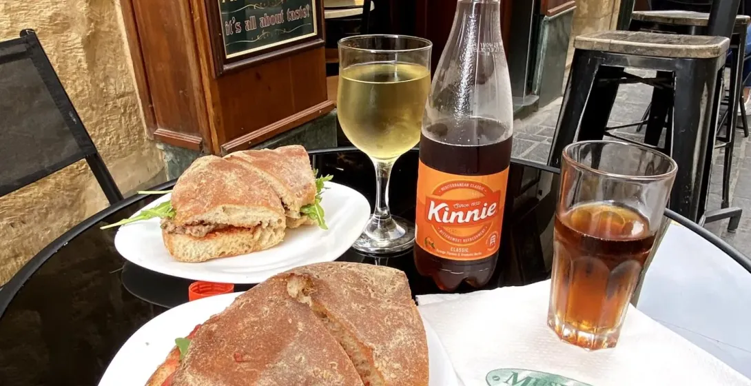 Disfruta de deliciosos sándwiches y bebidas maltesas en el Museum Cafe de La Valeta.