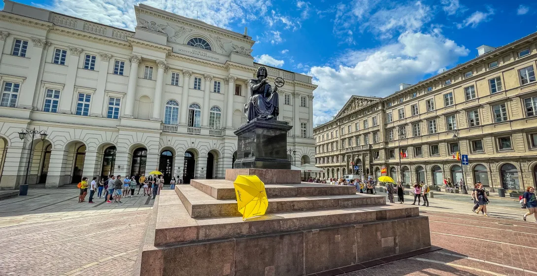 Turyści zwiedzają Pomnik Mikołaja Kopernika na Starym Mieście w Warszawie.