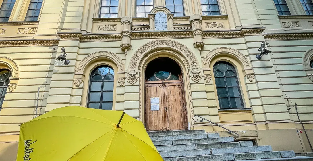 Yellow umbrella from Walkative! tour in front of the Nożyk Synagogue in Warsaw, Poland.