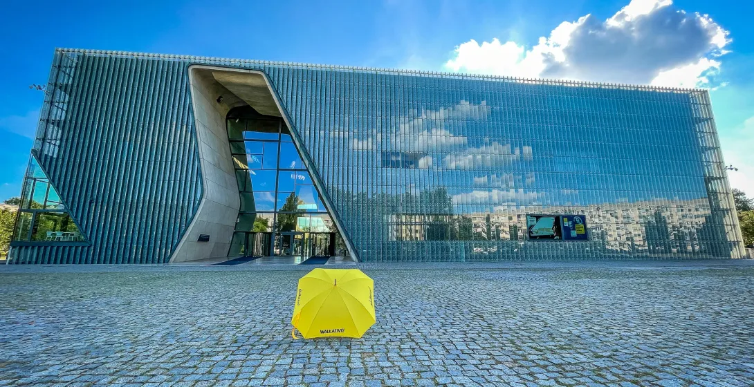 Żółty parasol przed Muzeum POLIN w Warszawie.