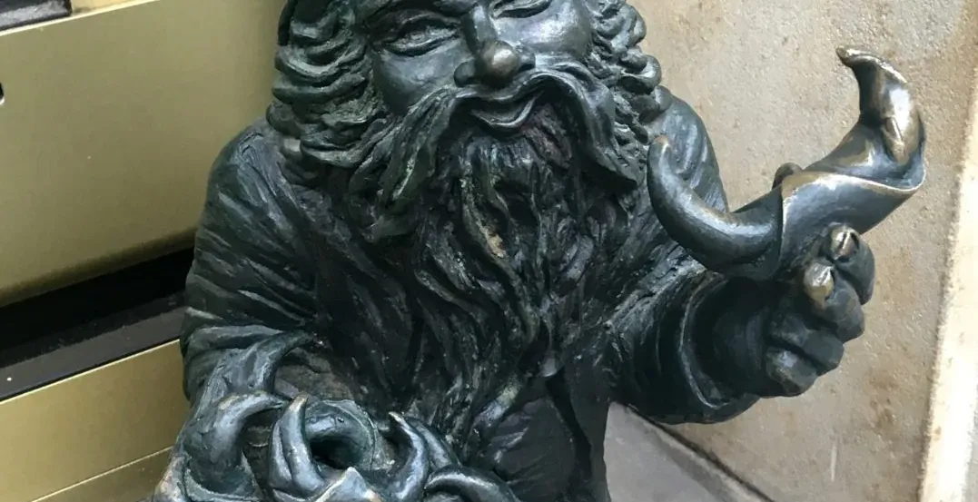 Brązowa figurka krasnala we Wrocławiu, Polska.