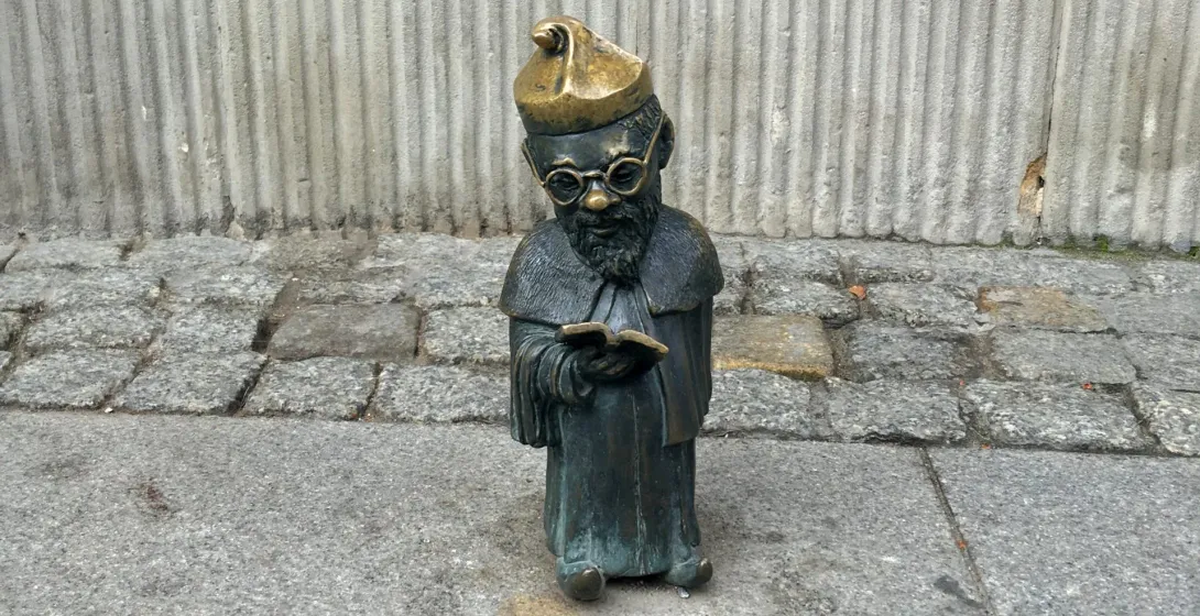 Brązowa figurka krasnala we Wrocławiu, Polska.