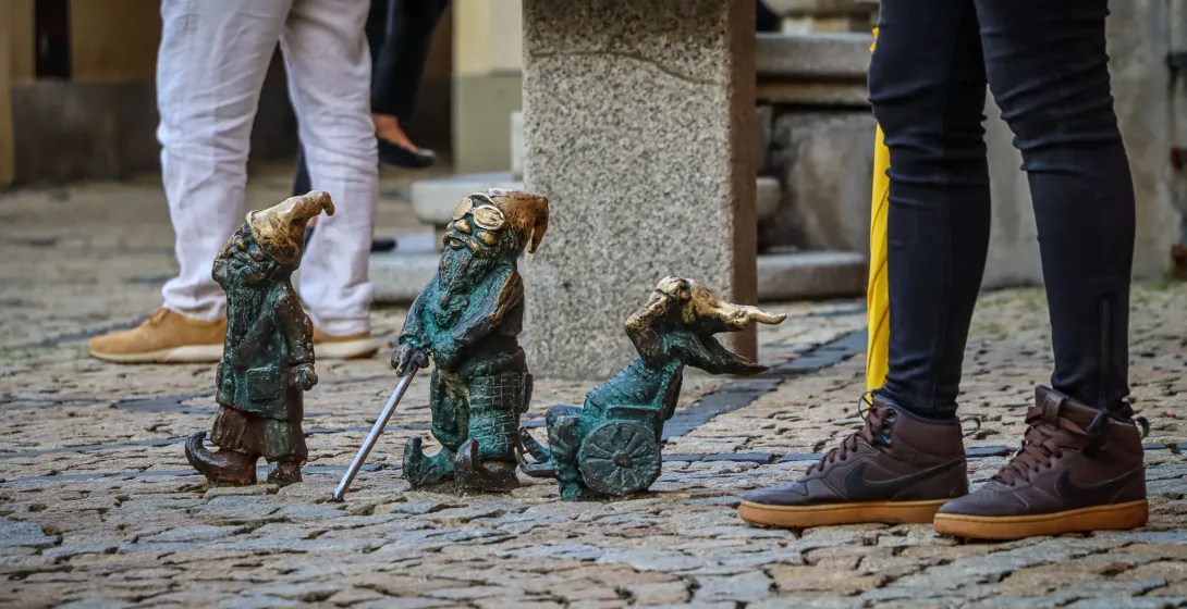 Trzy urocze brązowe krasnale we Wrocławiu, Polska.