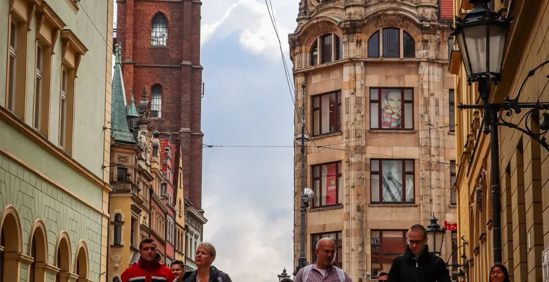 Turyści na pieszej wycieczce po Wrocławiu.
