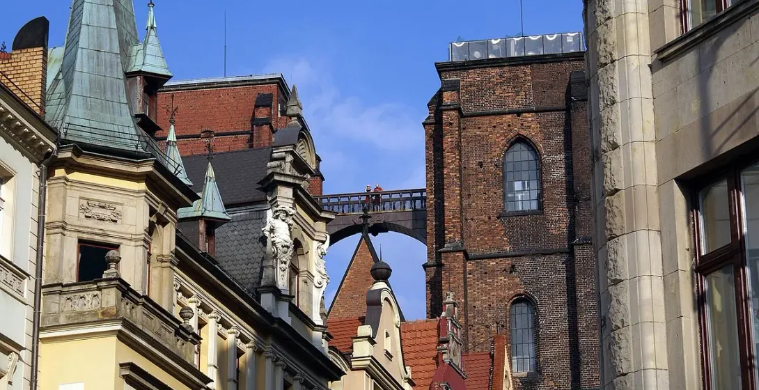 Historyczne budynki i unikalny most we Wrocławiu, Polska.
