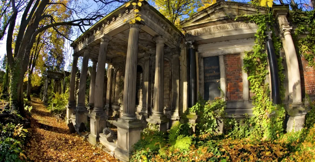 Herbstliche Szene auf einem historischen Friedhof in Breslau mit einem prächtigen Mausoleum.