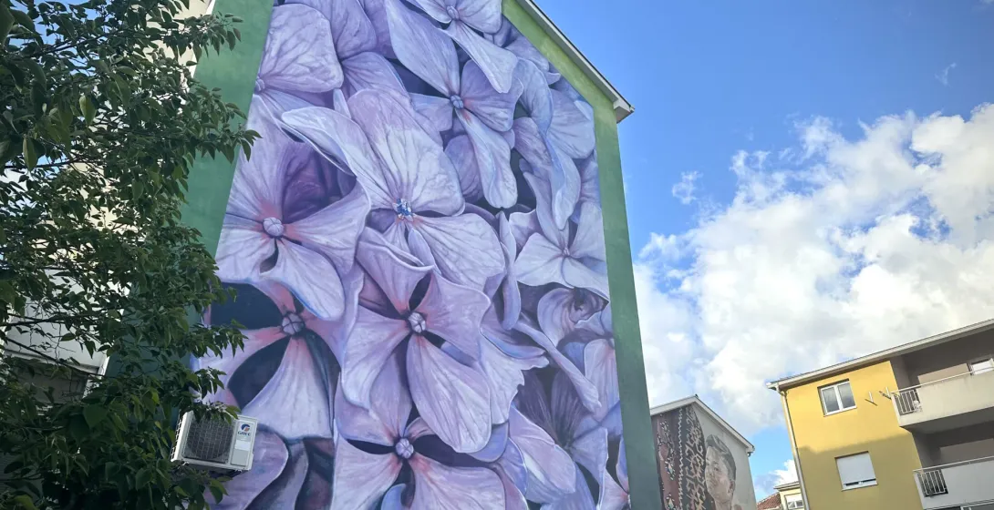 Ein atemberaubendes Wandgemälde mit lila Hortensien schmückt ein Gebäude in Zagreb, Kroatien.