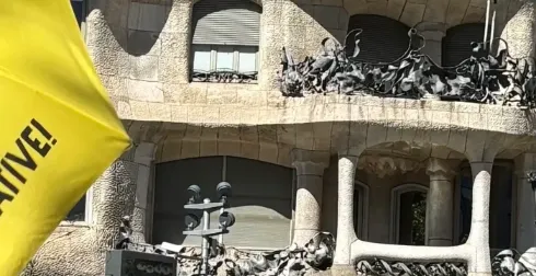 La Pedrera (Casa Milà) von Antoni Gaudí in Barcelona, mit geschwungener Steinfassade, Eisenbalkonen und Dachelementen. Ein...