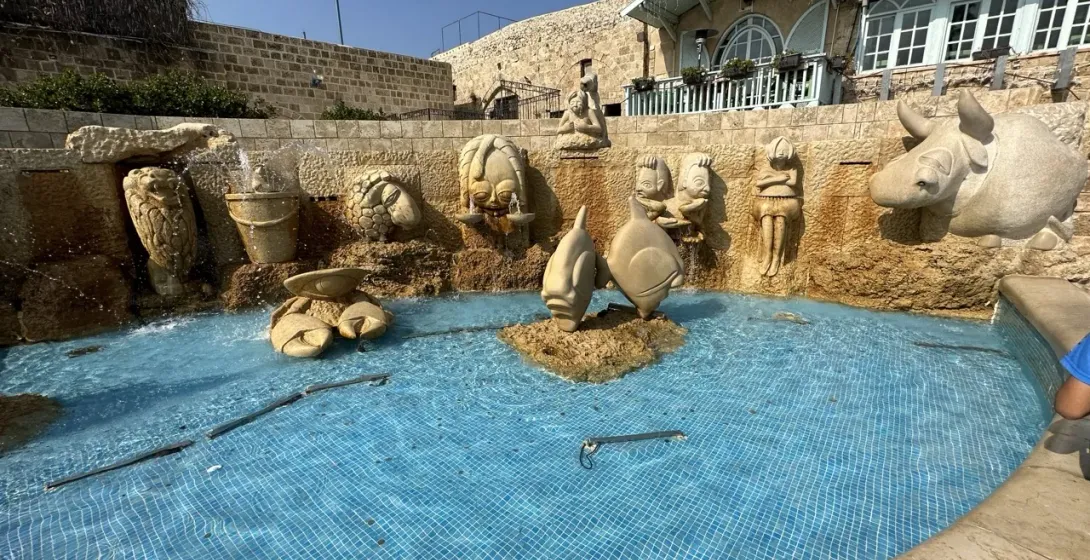 Skurriler Brunnen mit Skulpturen, ein charmantes Reiseziel.
