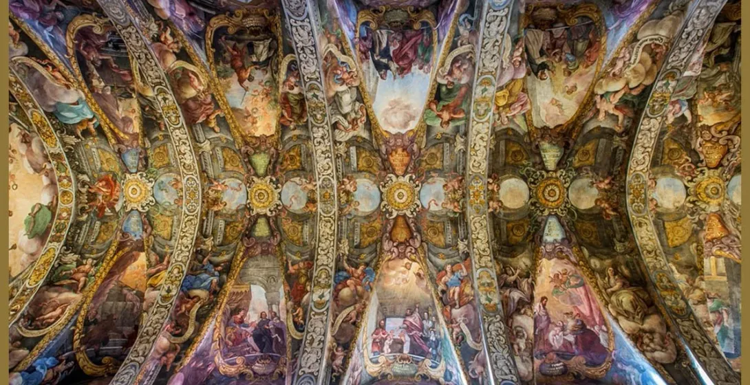 Ozdobne, pokryte freskami sklepienie kościoła San Nicolás w Walencji, przedstawiające sceny religijne.
