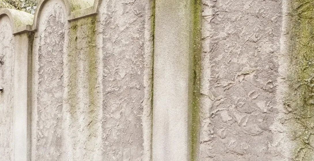 Un fragmento del muro del Gueto de Cracovia, con arcos superiores que se asemejan a lápidas judías (matzevá).