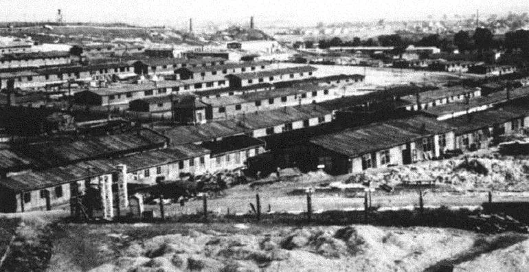 Historische Schwarz-Weiß-Aufnahme mit Barackenreihen im Konzentrationslager Plaszow.