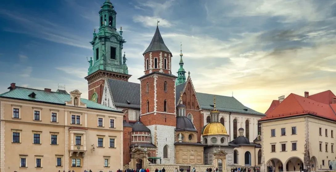El complejo de la Catedral de Wawel en un día parcialmente nublado, con sus diversas torres y capillas vistas desde el cés...
